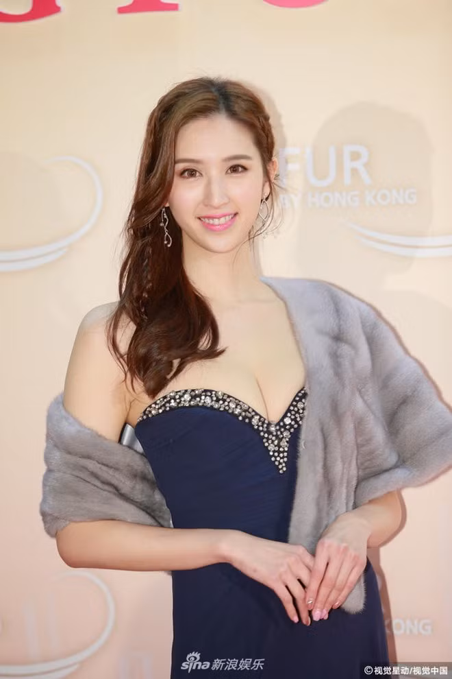 Cô nàng từng nhận đưỡc nhiều lời khen nhờ vai diễn trong phim "Quy khứ lai" hợp tác với Đường Yên - La Tấn. Hiệu ứng của bộ phim mang lại danh tiếng cho Hoa hậu Hà Ngạo Nhi song cũng khiến cô nàng ái ngại khi scandal yêu đương chẳng mấy tốt đẹp bị "khui" lại.