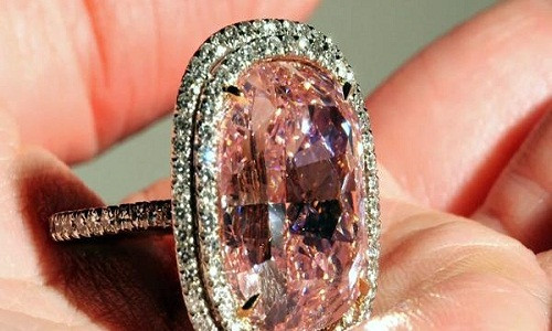 Chiếc nhẫn kim cương 16 carat.