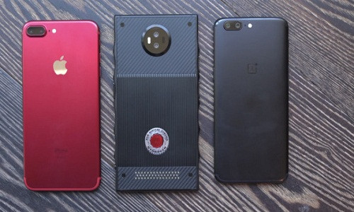 RED có tham vọng sẽ tung ra mẫu điện thoại cầm tay mang tên Hydrogen One có công nghệ màn hình holographic (cho hình ảnh 3D bên cạnh hình 2D thông thường) trong tháng 8/2018. Mẫu điện thoại này hiện có giá khởi điểm dành cho đặt hàng trước là 1.195 USD (27,26 triệu VNĐ).