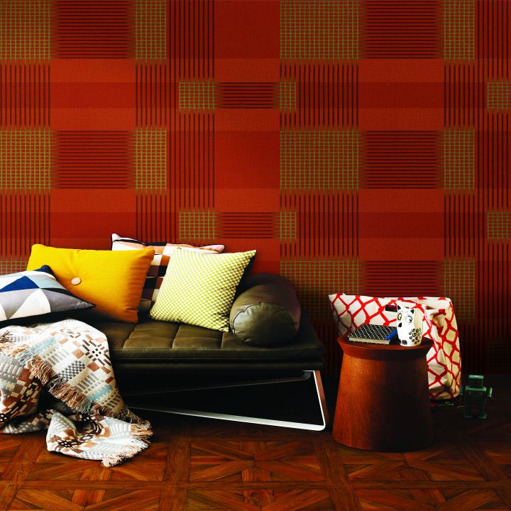 Phòng khách sử dụng giấy dán tường với gam màu nóng ấm cúng. Ảnh: Giaydantuong365.