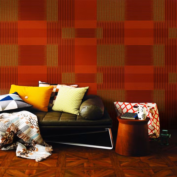 Phòng khách sử dụng giấy dán tường với gam màu nóng ấm cúng. Ảnh: Giaydantuong365.