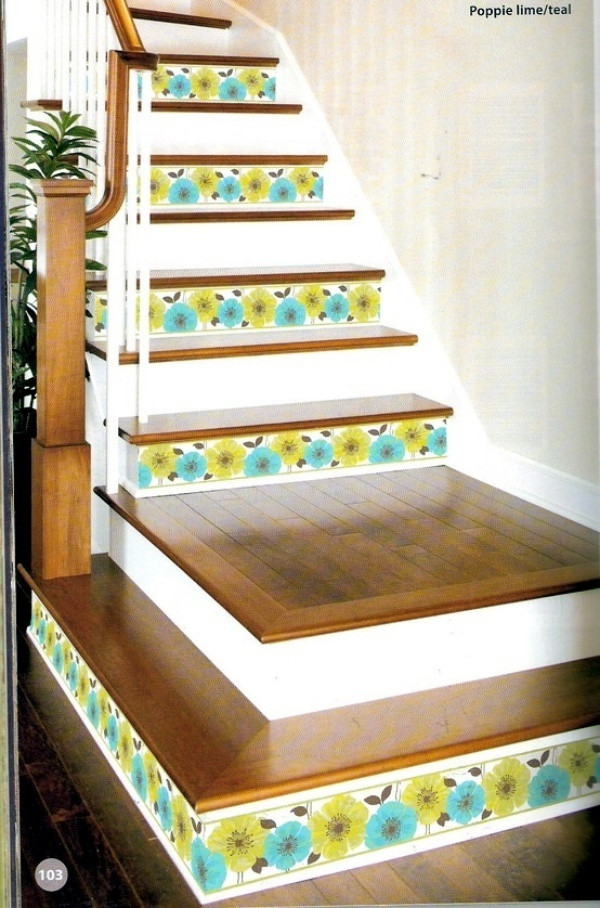 Cầu thang cũng khá lạnh và đơn điệu trong những ngày mùa đông. Vì vậy, hãy giúp nó trở nên rực rỡ hơn nhờ giấy dán tường hoa lá. Ảnh: Homedit.