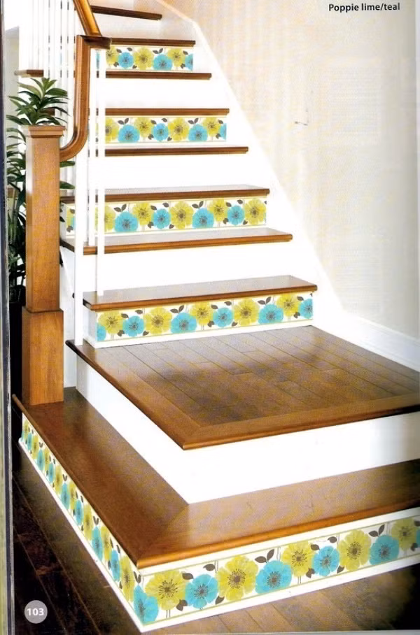 Cầu thang cũng khá lạnh và đơn điệu trong những ngày mùa đông. Vì vậy, hãy giúp nó trở nên rực rỡ hơn nhờ giấy dán tường hoa lá. Ảnh: Homedit.