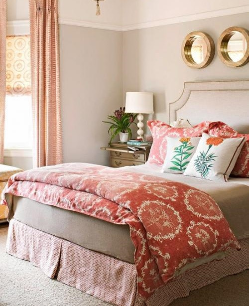 Những gam màu mạnh, thậm chí còn "đối chọi" với nhau sẽ tạo nên không gian phòng ngủ ấm áp và ấn tượng. Ảnh: Noithatgiaydantuong.