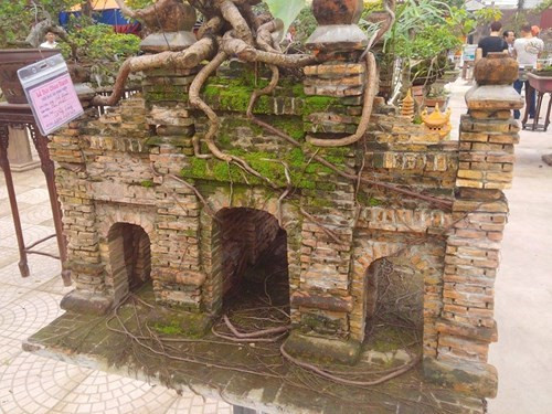 Tiểu cảnh cổng làng đầy nghệ thuật. Ảnh chia sẻ: Nickname Có chút nắng.