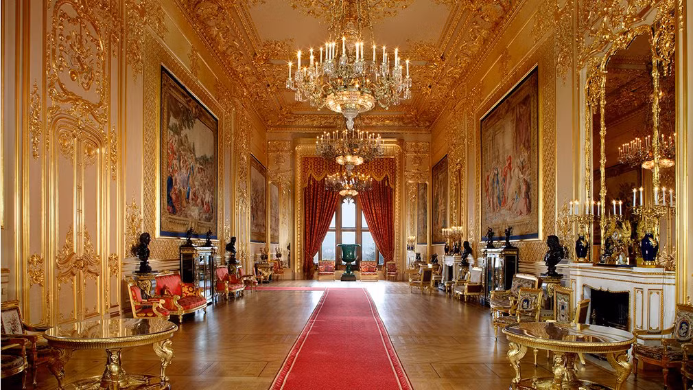 Phòng khách tinh xảo với đèn chùm lộng lẫy.