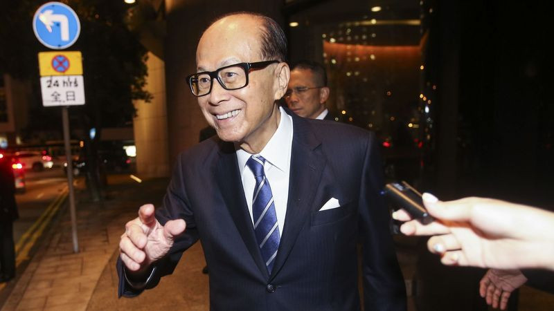 Năm 1958 doanh thu công ty đạt 10 triệu đô la Hồng Kông, hoa nhựa đã giúp Lý Gia Thành thắng lớn, trở thành “Ông vua hoa nhựa”. Ảnh: Nydailynews.