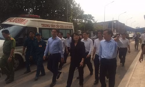 Bà Đặng Thị Ngọc Thịnh, Phó Chủ tịch nước đã tới chung cư Carina Plaza động viên, thăm hỏi người dân sau vụ cháy kinh hoàng.