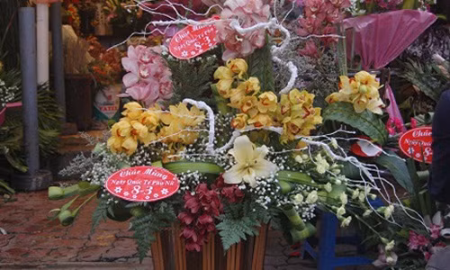 Lẵng hoa đủ sắc màu không dưới 3 triệu đồng trong ngày 8/3. Ảnh: Zing.