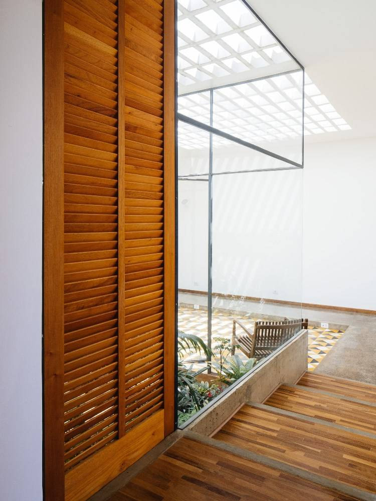 Hành lang phòng cá nhân mộc mạc, tự nhiên. Nguồn ảnh: Pedro Kok.