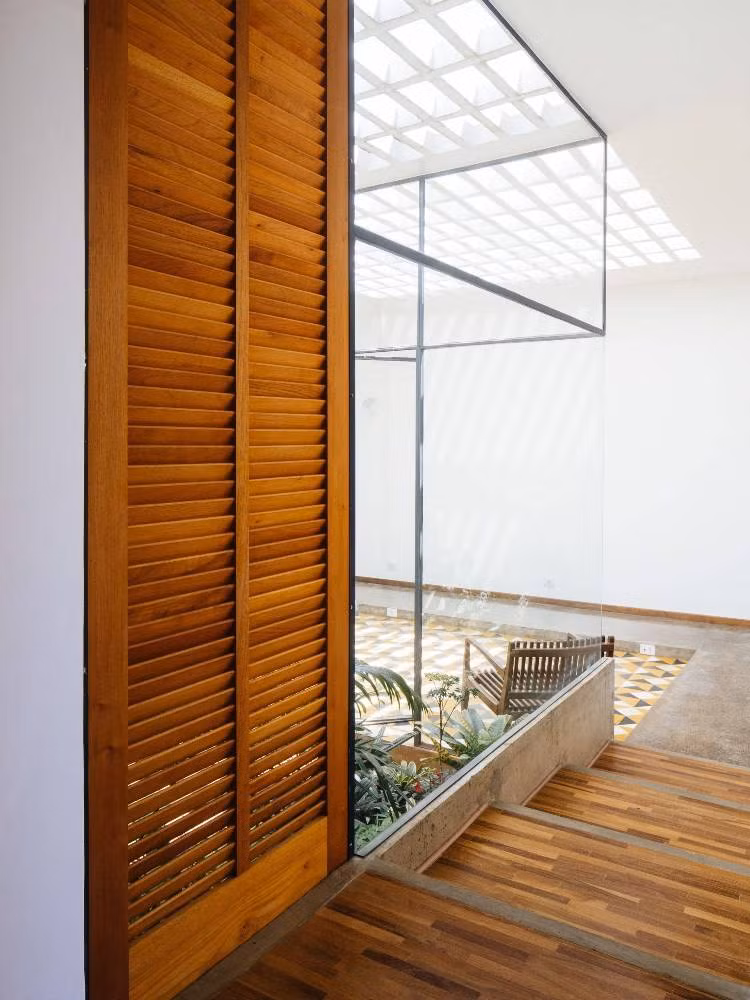 Hành lang phòng cá nhân mộc mạc, tự nhiên. Nguồn ảnh: Pedro Kok.