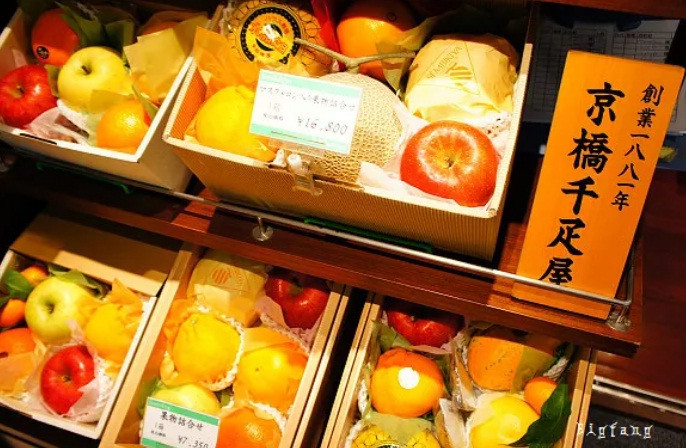 Hộp gồm nhiều loại trái cây có giá 170 USD.