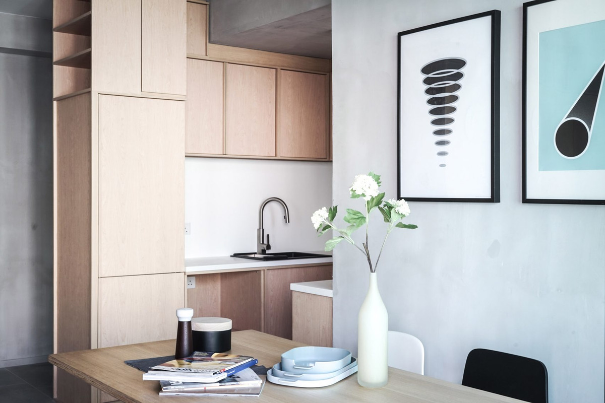 Bỏ đi bức tường thô cứng, căn hộ sử dụng gam màu xi măng làm chủ đạo.