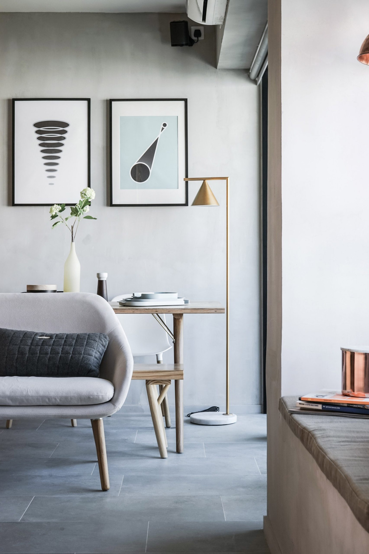 Vách tủ gỗ phân chia các phòng chức năng vừa tạo không gian mở lại vừa giữ được sự riêng tư cần thiết trong căn hộ hiện đại. Nguồn ảnh: Dezeen.