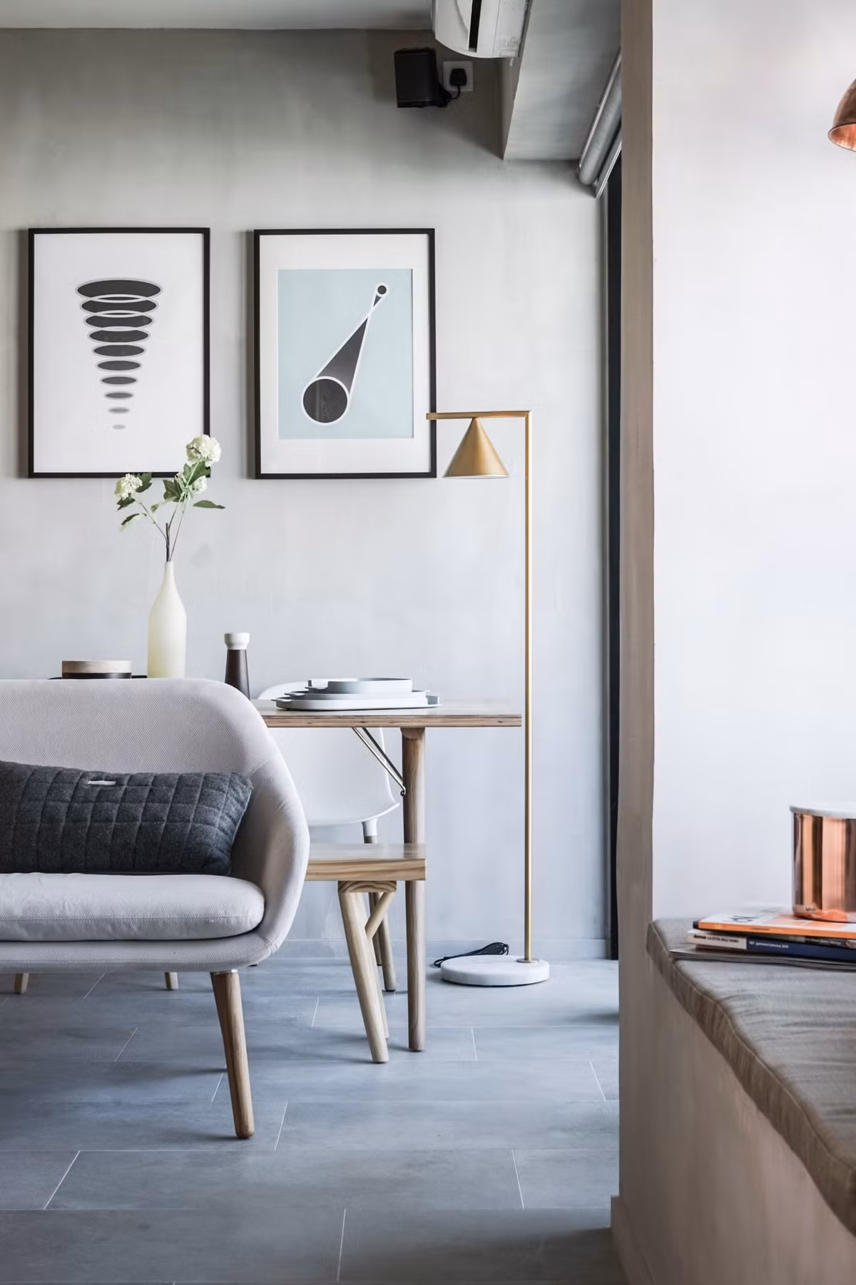 Vách tủ gỗ phân chia các phòng chức năng vừa tạo không gian mở lại vừa giữ được sự riêng tư cần thiết trong căn hộ hiện đại. Nguồn ảnh: Dezeen.