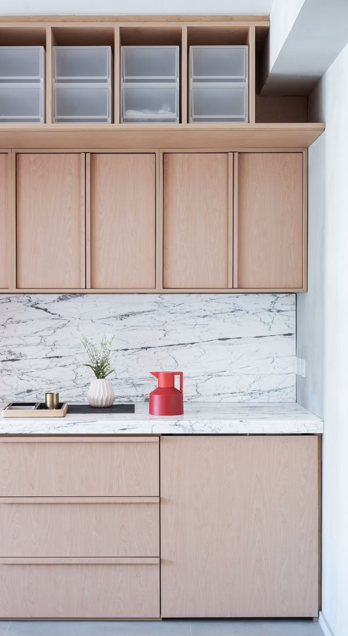 Tủ gỗ thiết kế kịch trần tạo không gian lưu trữ tối đa.