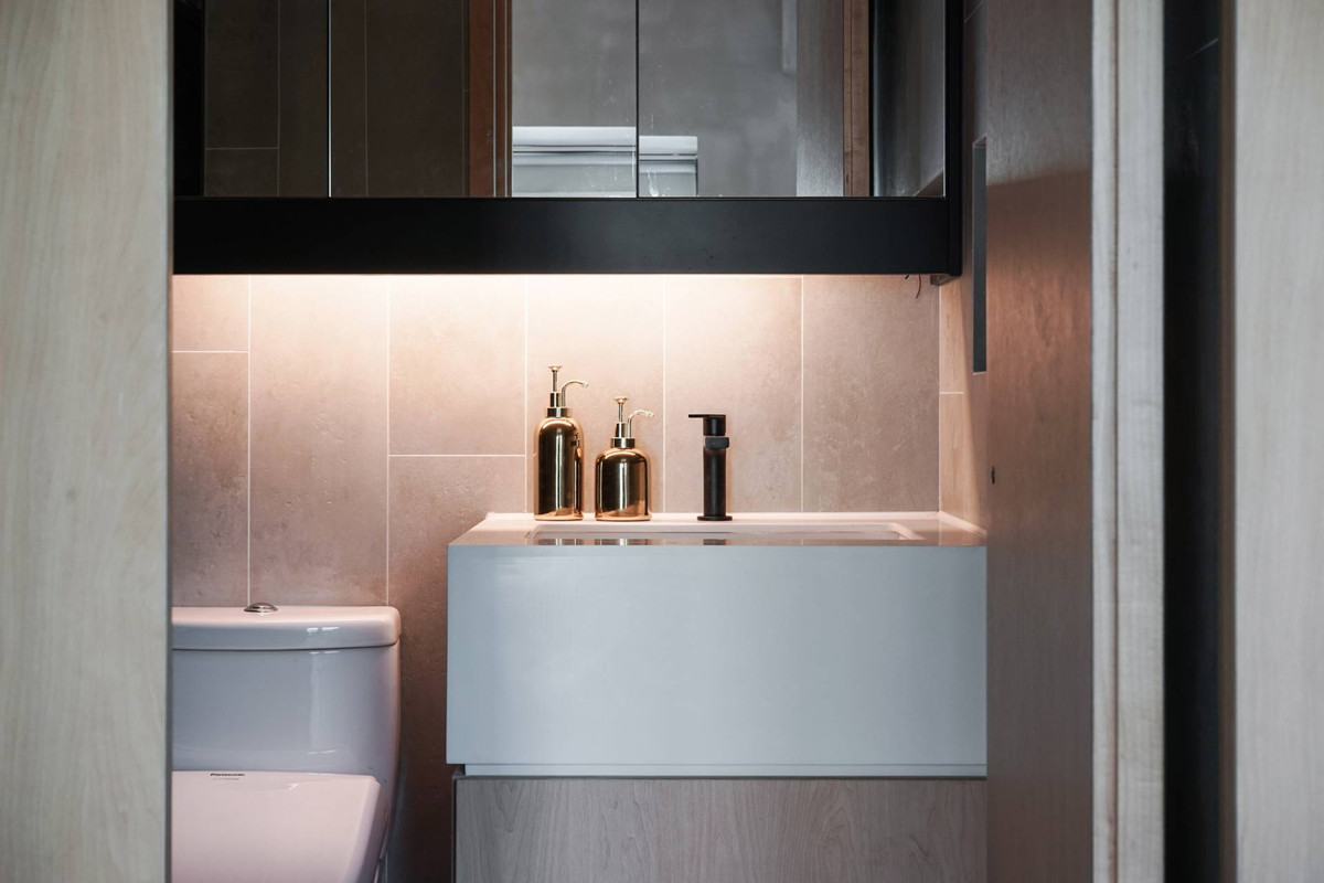 Phòng tắm đẹp sang trọng với hai sắc đen trắng.