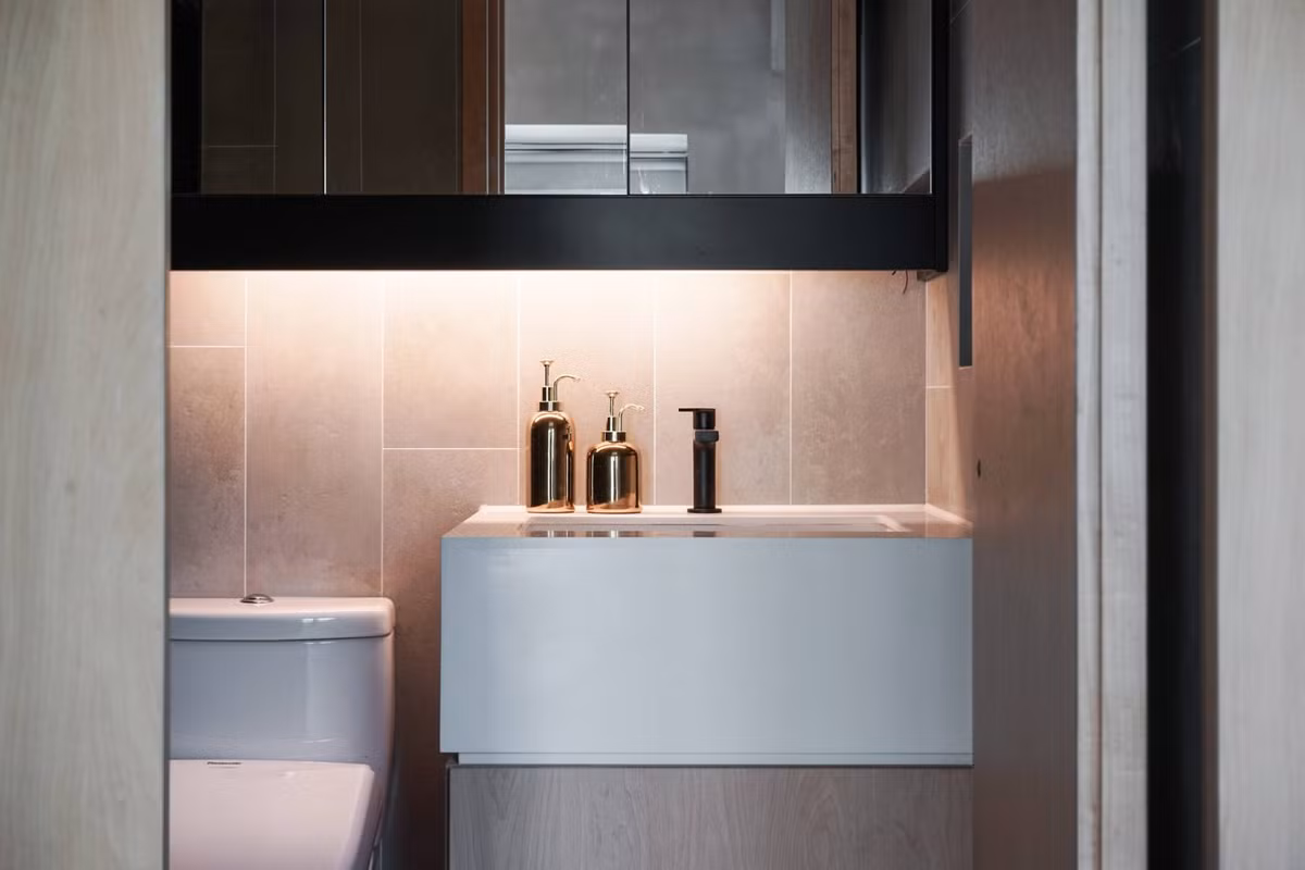 Phòng tắm đẹp sang trọng với hai sắc đen trắng.