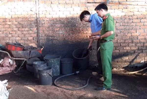 Từ đầu năm đến nay, cơ sở đã bán ra thị trường hơn 3 tấn cà phê nhuộm đen bằng lõi pin. Ảnh: Vietnamnet.