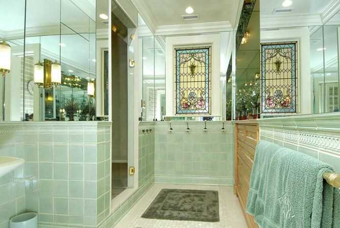 Phòng tắm với điểm nhấn họa tiết cửa kính.