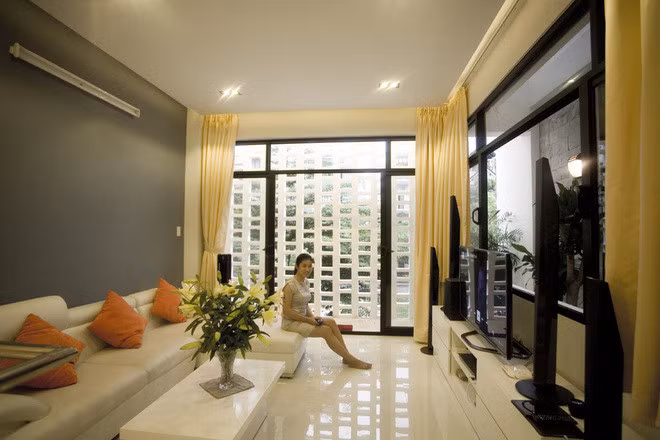 Hệ lam phía trước giúp căn phòng tràn ngập ánh nắng.