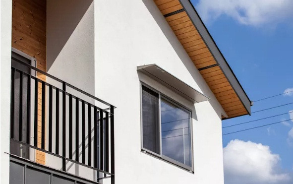 Dù diện tích chật hẹp nhưng gia chủ vẫn dành một phần diện tích thiết kế ban công trên tầng 2.