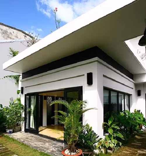 Các chi tiết ngoại thất từ tường rào cho đến tường nhà đều được sơn màu trắng, mang đến diện mạo khang trang và thanh lịch.