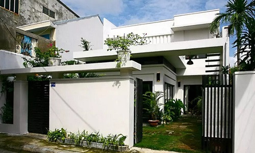 Nằm trong ngõ ở trung tâm thành phố Đà Nẵng, ngôi nhà phố do nhóm kiến trúc sư Song Phat Construction thực hiện nổi bật với gam màu trắng chủ đạo.