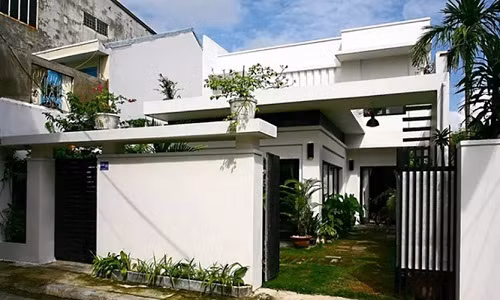 Nằm trong ngõ ở trung tâm thành phố Đà Nẵng, ngôi nhà phố do nhóm kiến trúc sư Song Phat Construction thực hiện nổi bật với gam màu trắng chủ đạo.