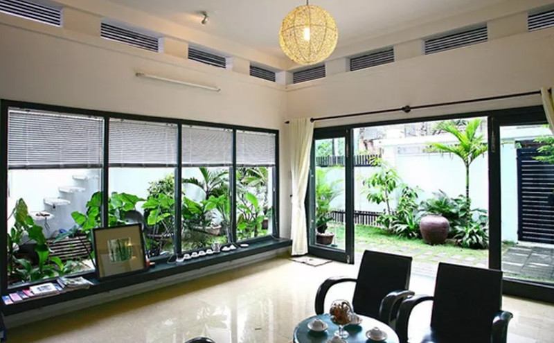 Toàn bộ hệ thống cửa chính, cửa sổ trong phòng khách đều được thiết kế bằng kính trong suốt tạo tầm nhìn khung cảnh thiên nhiên xanh mát bên ngoài.