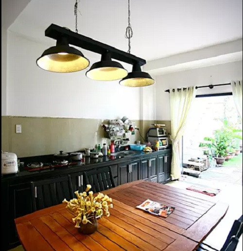 Nhà bếp bố trí thẳng với vườn cỏ trước nhà nhằm hạn chế mùi bếp.