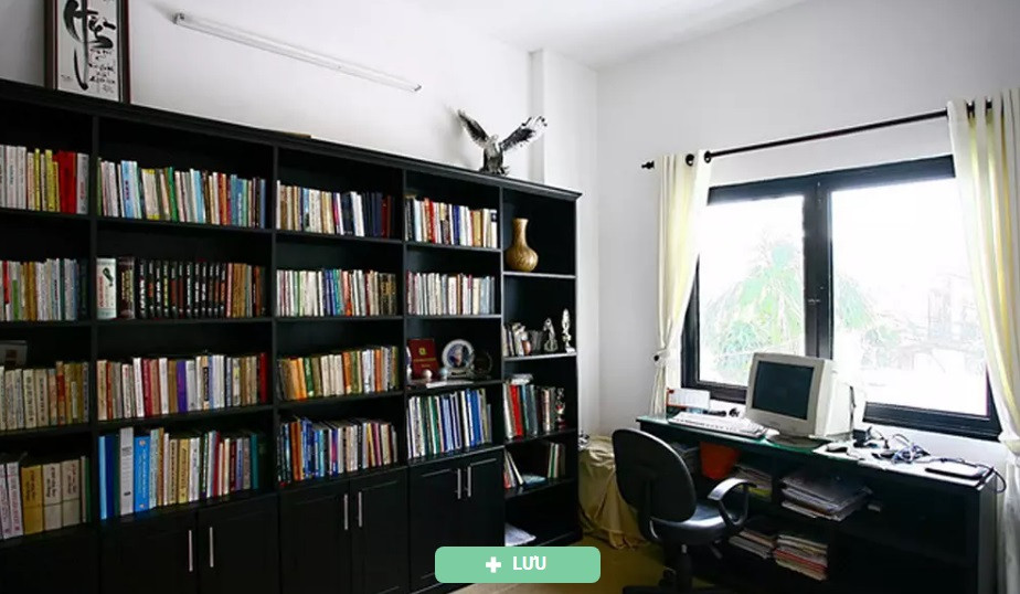 Bên trong nhà phố 2 tầng còn có góc làm việc nhỏ hướng ra sân trước. Nguồn ảnh: Song Phat Construction.