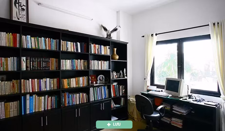 Bên trong nhà phố 2 tầng còn có góc làm việc nhỏ hướng ra sân trước. Nguồn ảnh: Song Phat Construction.