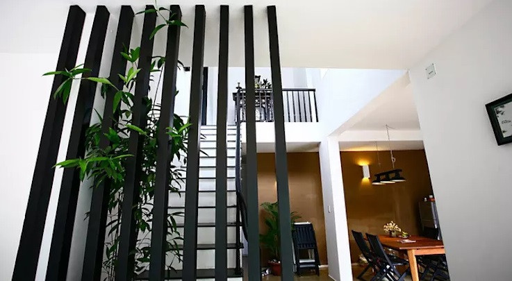 Vách ngăn thiết kế mở vừa thoáng và tạo được điểm nhấn.