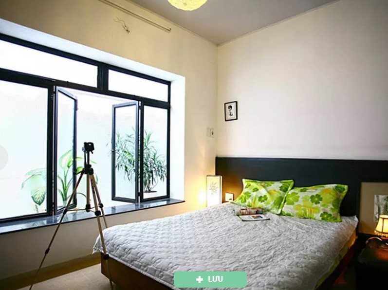 Phòng ngủ riêng tư nhưng vẫn kết nối với thiên nhiên nhờ thiết kế giếng trời.