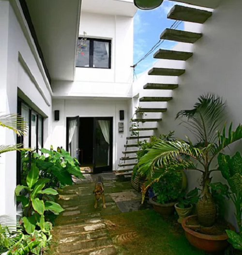 Cầu thang ngoài trời thiết kế gắn tường khá ấn tượng.