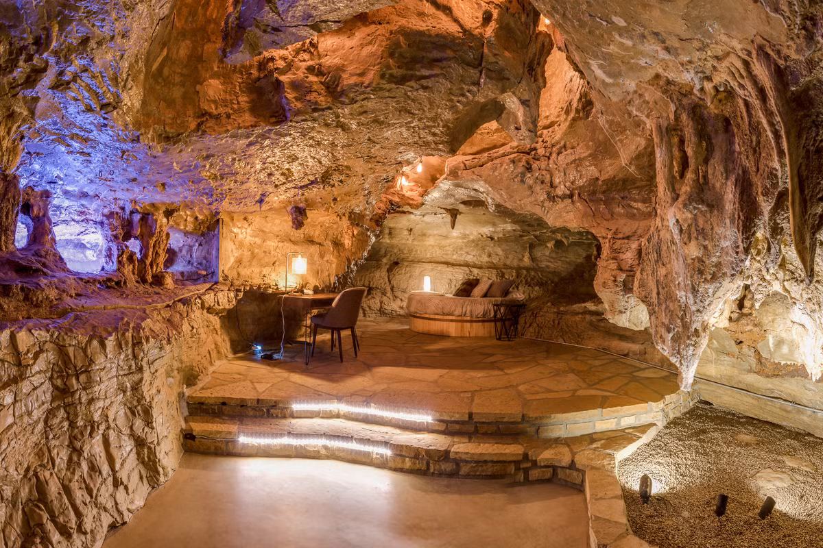 Ánh sáng lung linh của đèn điện cho không gian thêm huyền ảo.