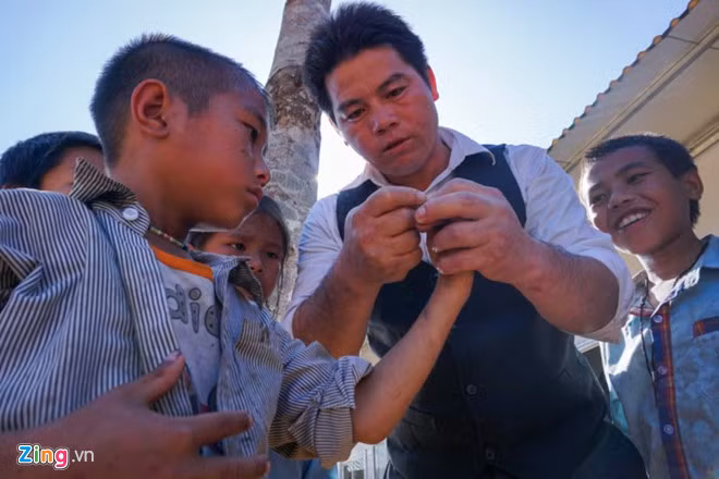 Giáo viên trường mầm non Tri lễ 4 chăm lo cho học trò. Ảnh: Quỳnh Trang.