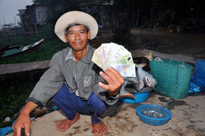 Ngư dân nào may mắn có thể kiếm được vài triệu đồng/đêm. Ảnh: Zing.