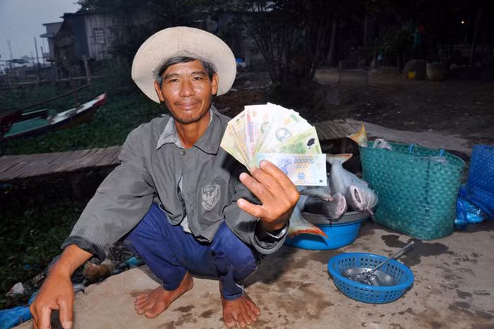 Ngư dân nào may mắn có thể kiếm được vài triệu đồng/đêm. Ảnh: Zing.