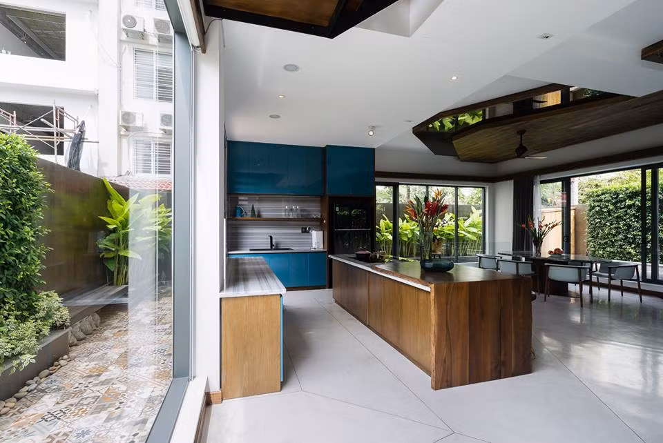 Tường kính xung quanh nhằm lấy ánh sáng cho căn phòng.