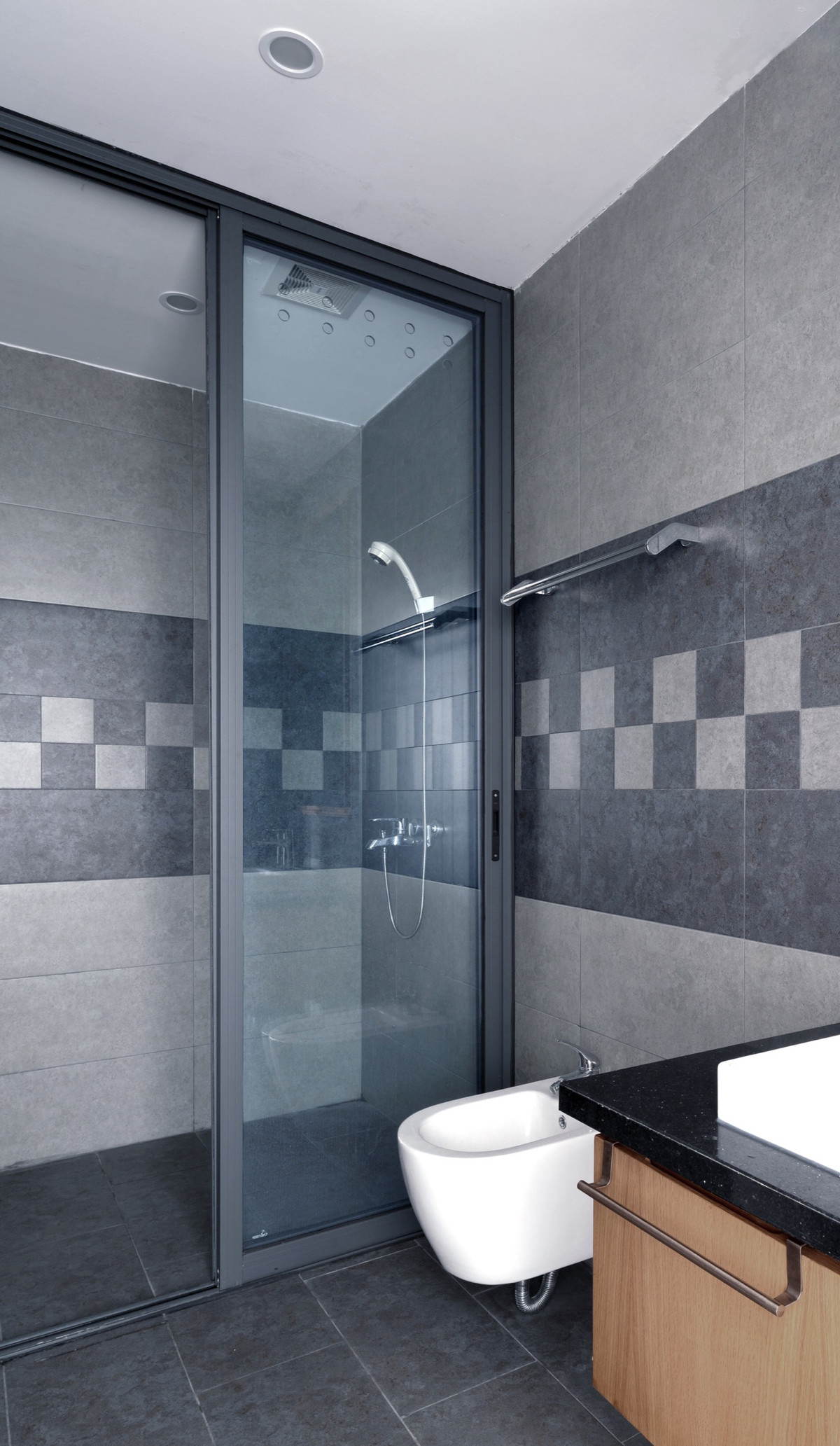 Nhà vệ sinh sử dụng vách kính hiện đại.