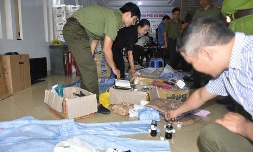 Các chất "lạ" công an thu được tại số nhà 774, đường Quang Trung 3, phường Đông Vệ, TP.Thanh Hóa.