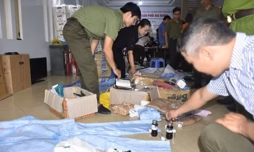 Các chất "lạ" công an thu được tại số nhà 774, đường Quang Trung 3, phường Đông Vệ, TP.Thanh Hóa.