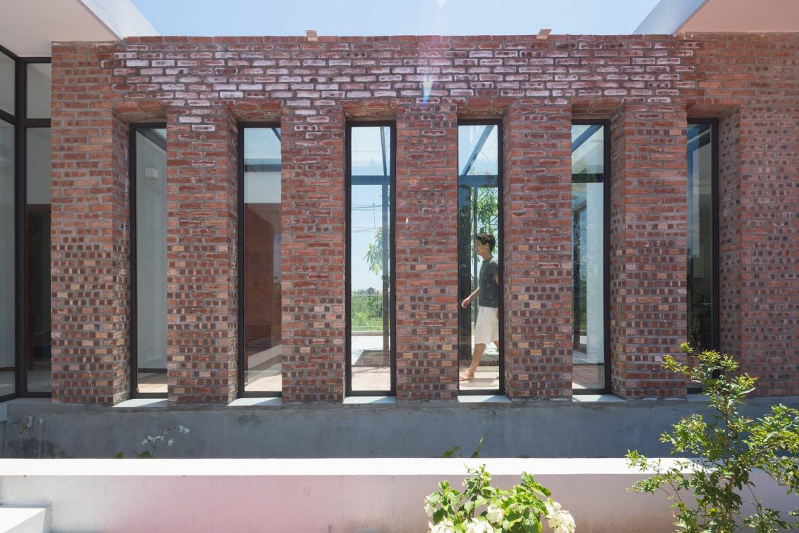 Toàn bộ ngôi nhà cấp 4 sử dụng vật liệu tại địa phương là gạch thô, không sơn không trát.