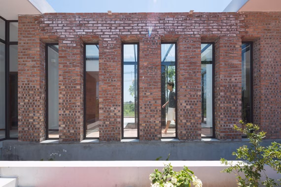 Toàn bộ ngôi nhà cấp 4 sử dụng vật liệu tại địa phương là gạch thô, không sơn không trát.