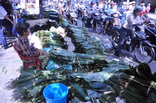 Cả khu chợ xanh mướt một màu của lá dong. Ảnh: Dân Việt.