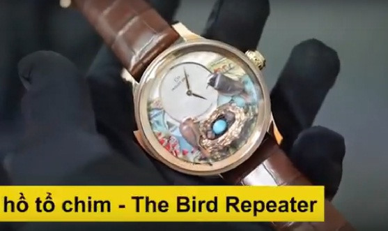 Toàn bộ phần vỏ và các chi tiết của đồng hồ tổ chim được làm bằng vàng ròng và thiết kế hoàn toàn thủ công. Ảnh: Youtube.