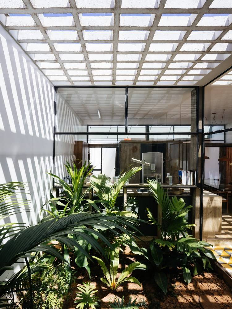 Bên trong nhà kính nhìn ra phòng ăn và bếp.