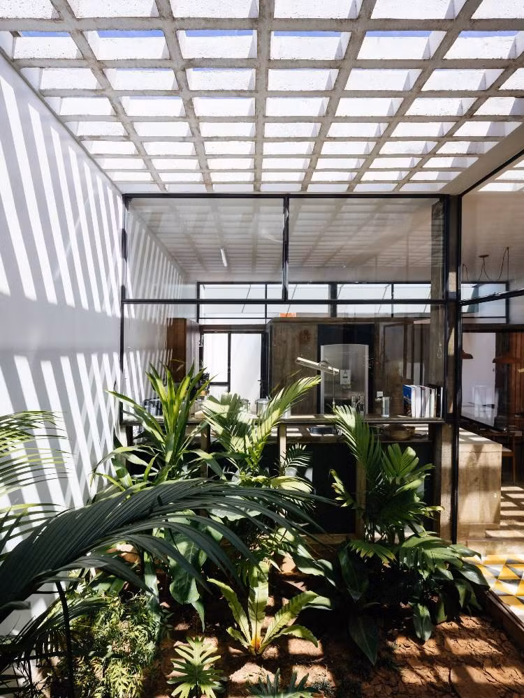 Bên trong nhà kính nhìn ra phòng ăn và bếp.